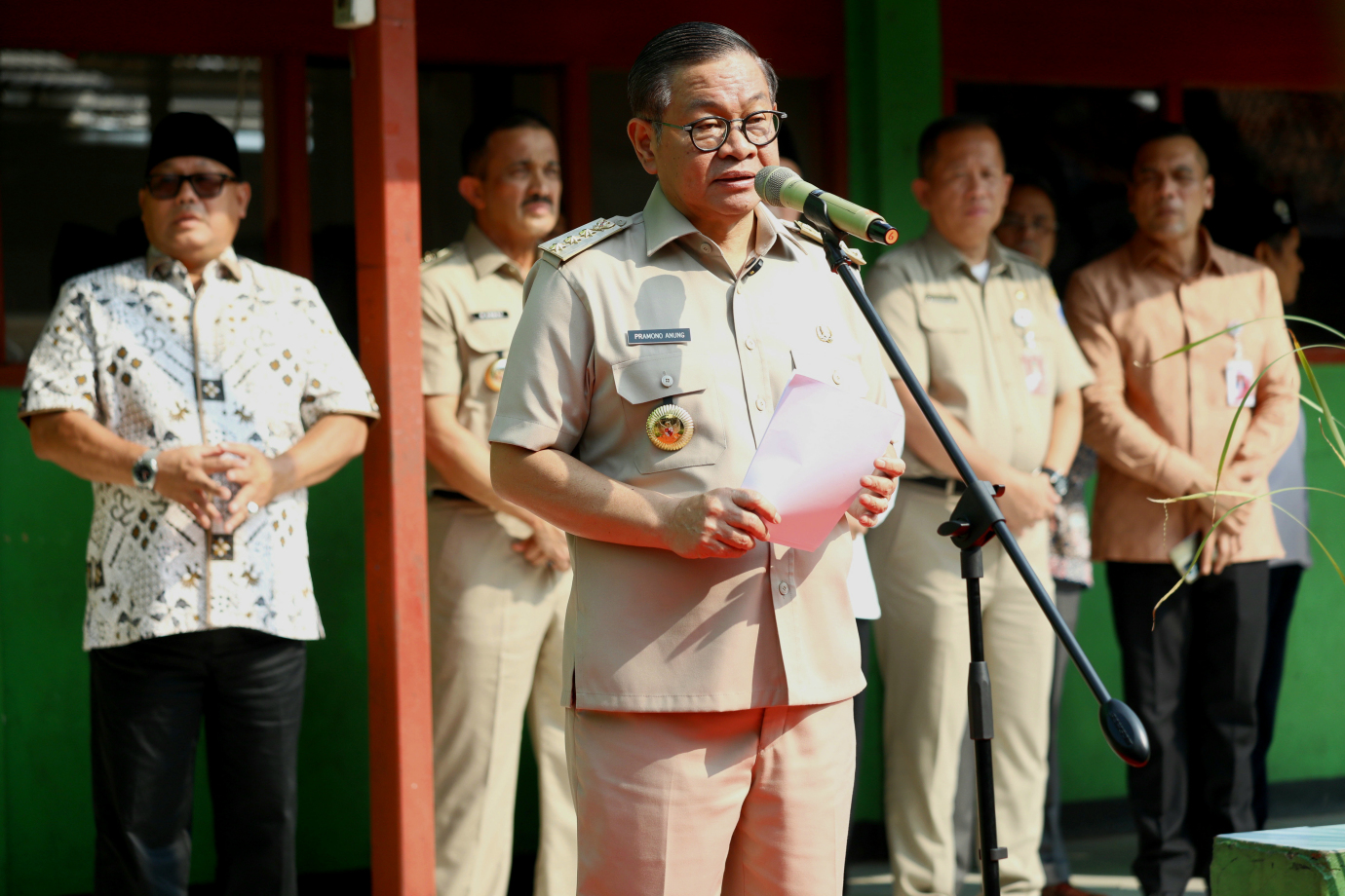 3 Gubernur Serahkan Bantuan Pemutihan Ijazah Tahap III_3.jpg