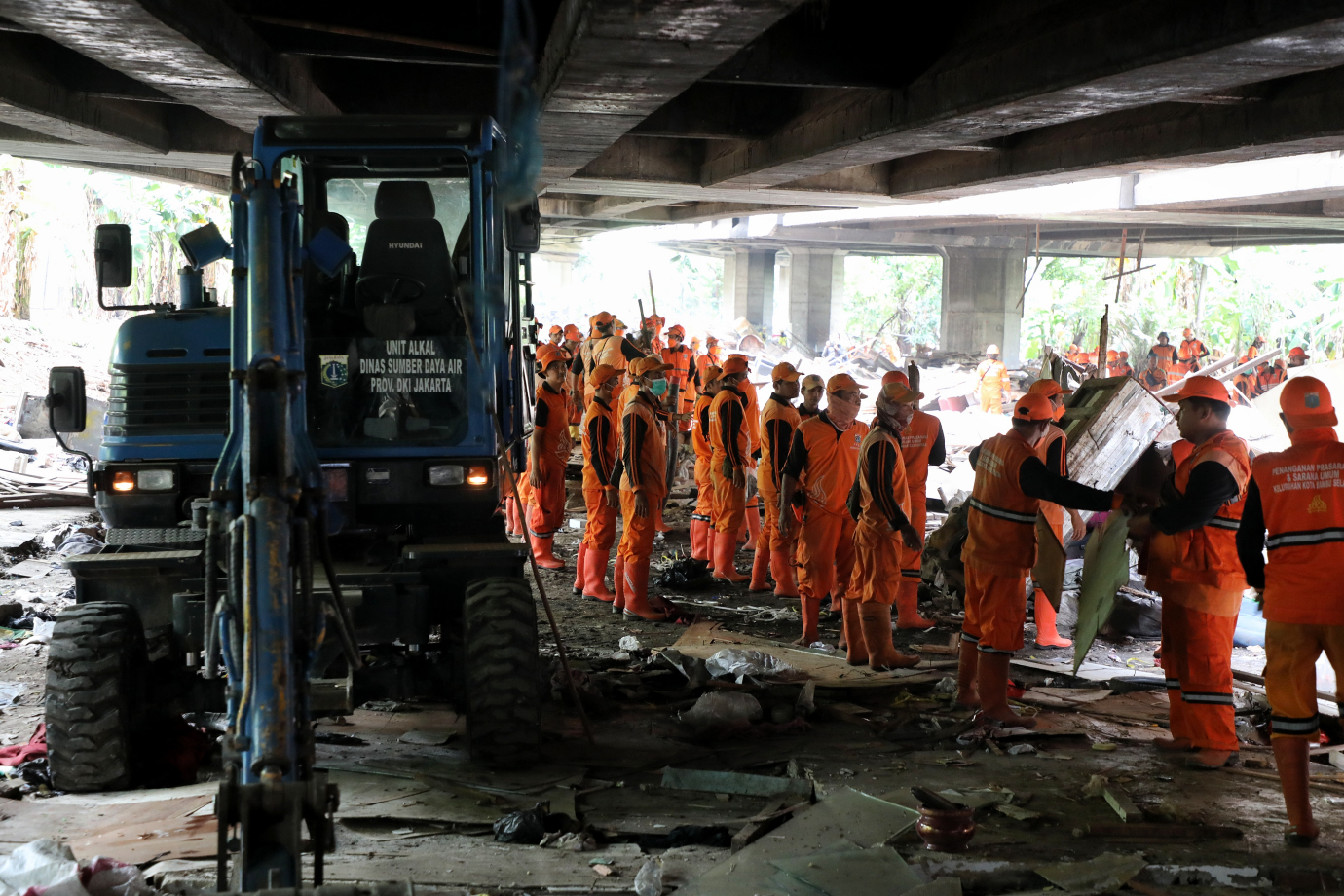 1.Personel Lintas OPD Tata Kolong Tol Jelambar Baru.jpg