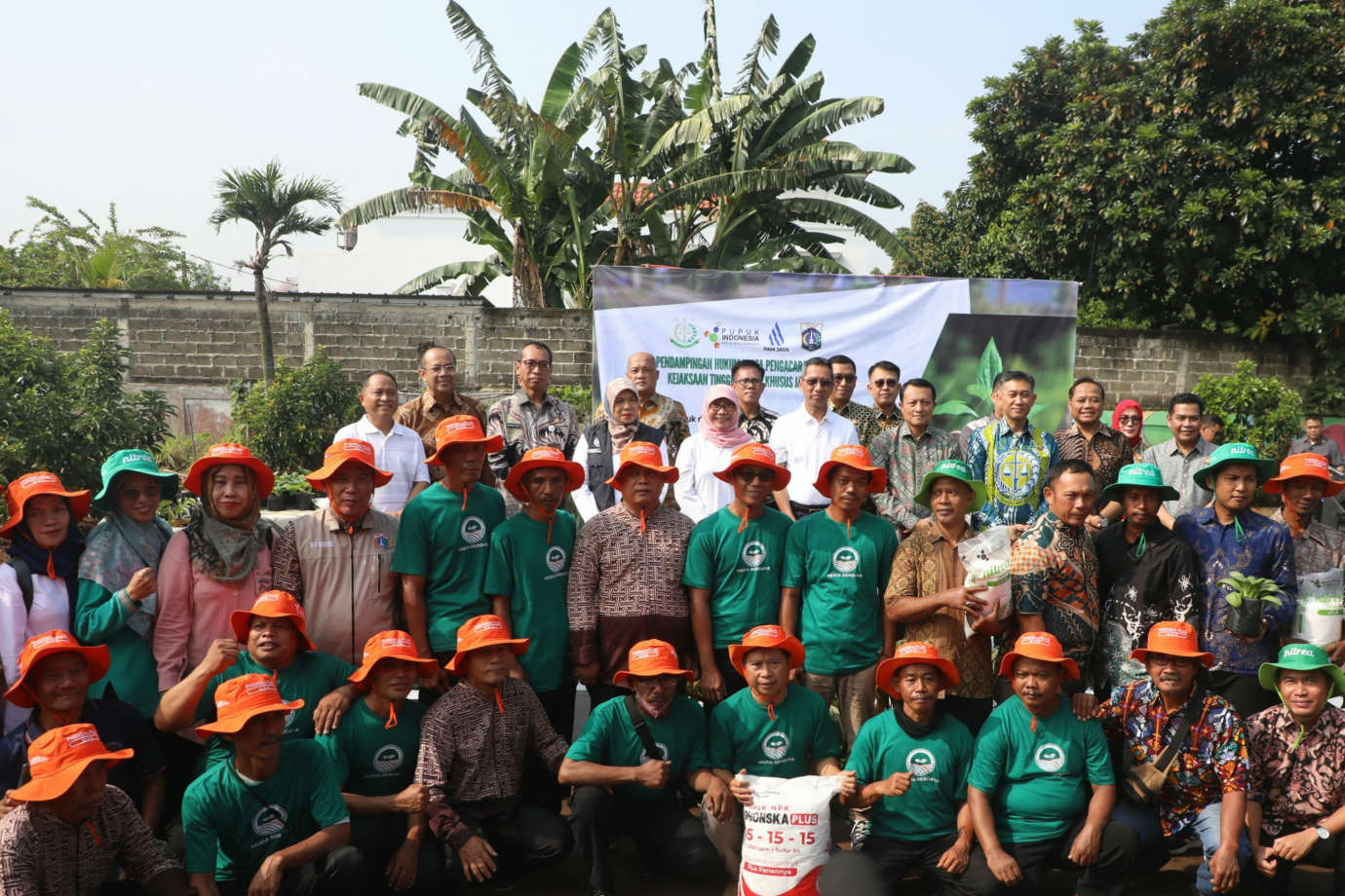 8 Pj Gubernur Penyerahan Pupuk 8.jpg