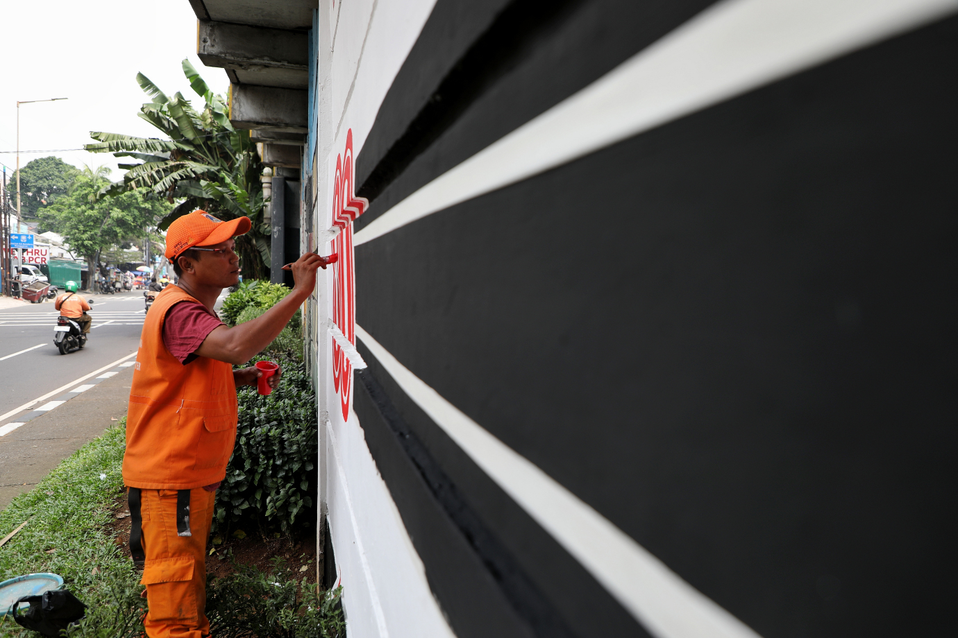 2.PPSU Balimester Buat Mural HUT ke-80 RI di Kolong Fly Over Kampung Melayu.jpg