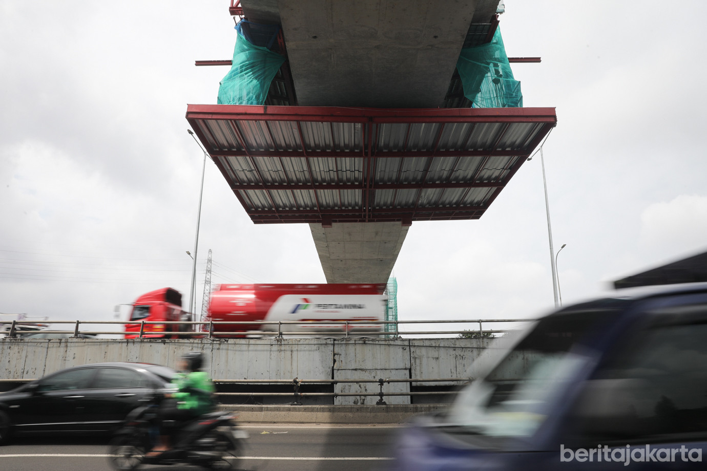 Jembatan LRT Rawamangun-2.jpg