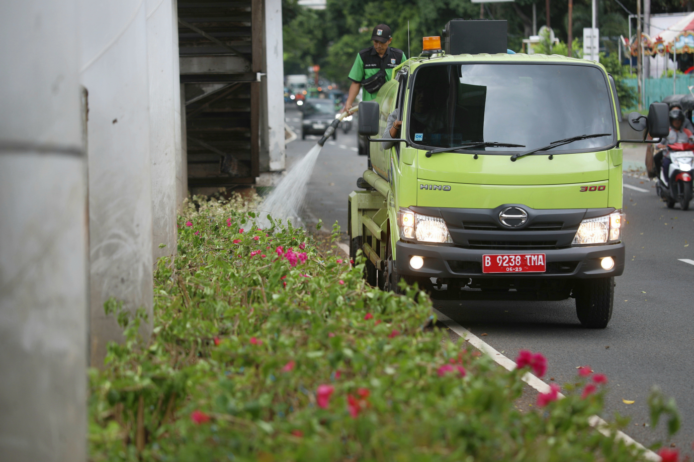 7 Sambut HUT Jakarta ke-498 Jalur Hijau Jalan I Gusti Ngurah Rai Dipercantik_7.jpg