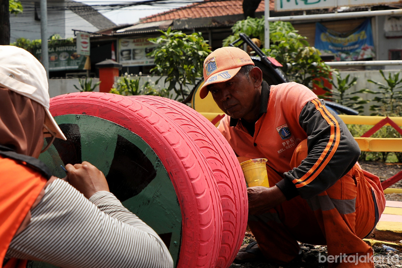 2.PPSU Sulap Ban Bekas Untuk Percantik Area Urban Farming Saung Aset.jpg