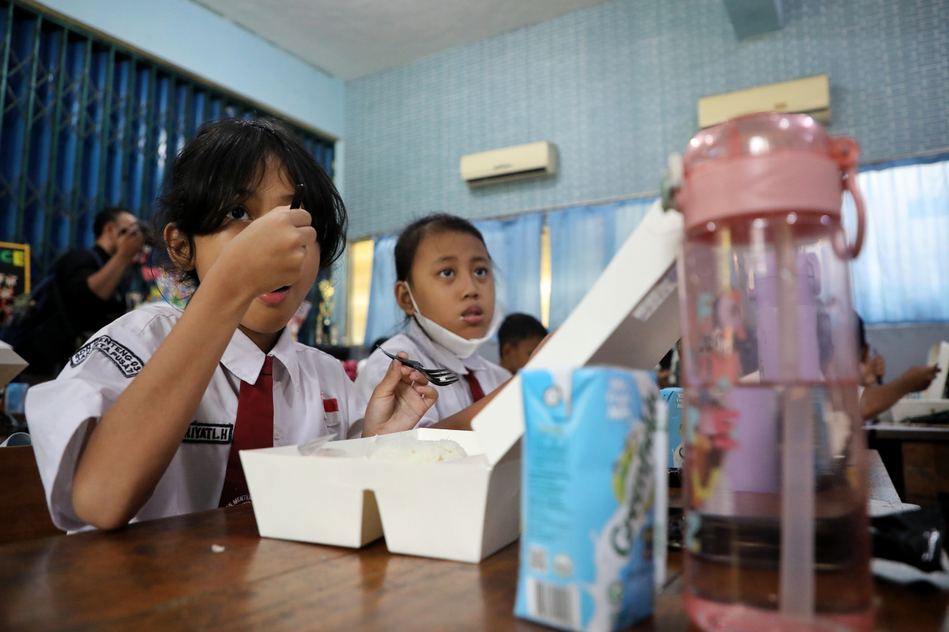 8.Pj Gubernur Tinjau Makan Siang Gratis di SDN 03 Menteng.jpg