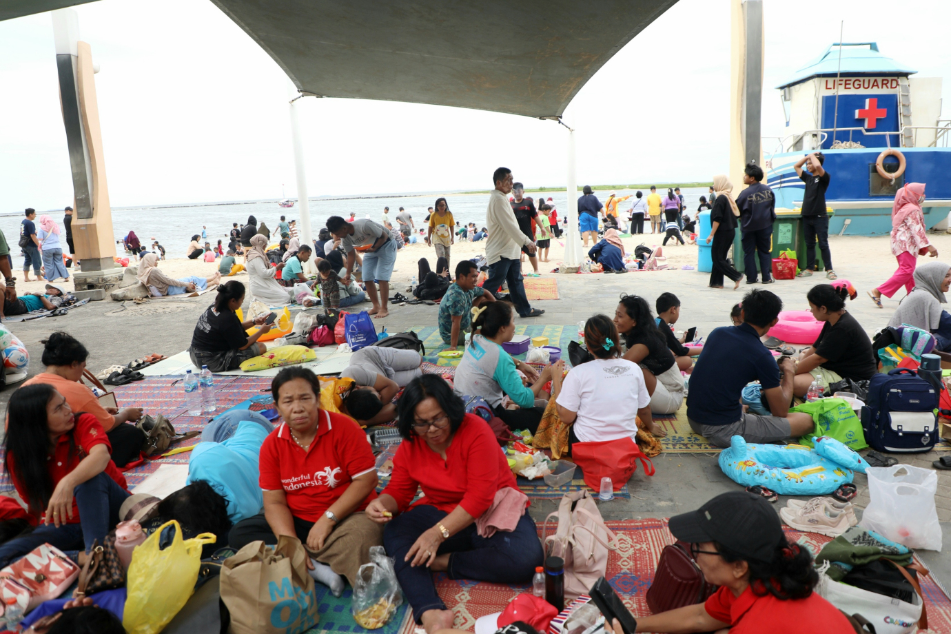 2 Ribuan pengunjung padati pantai Ancol Taman Impian_2.jpg