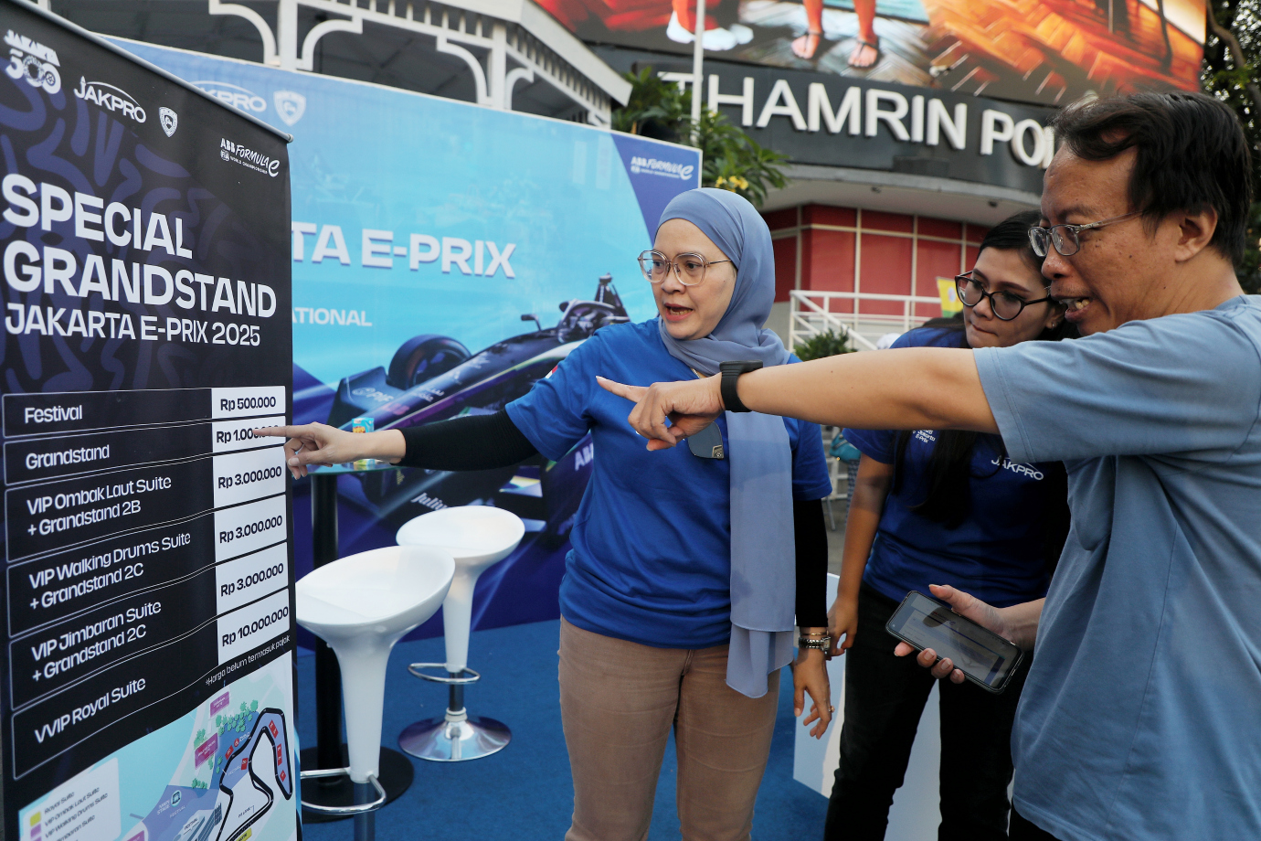 6.Pramono Tinjau Display Mock Up Mobil Formula E.jpg
