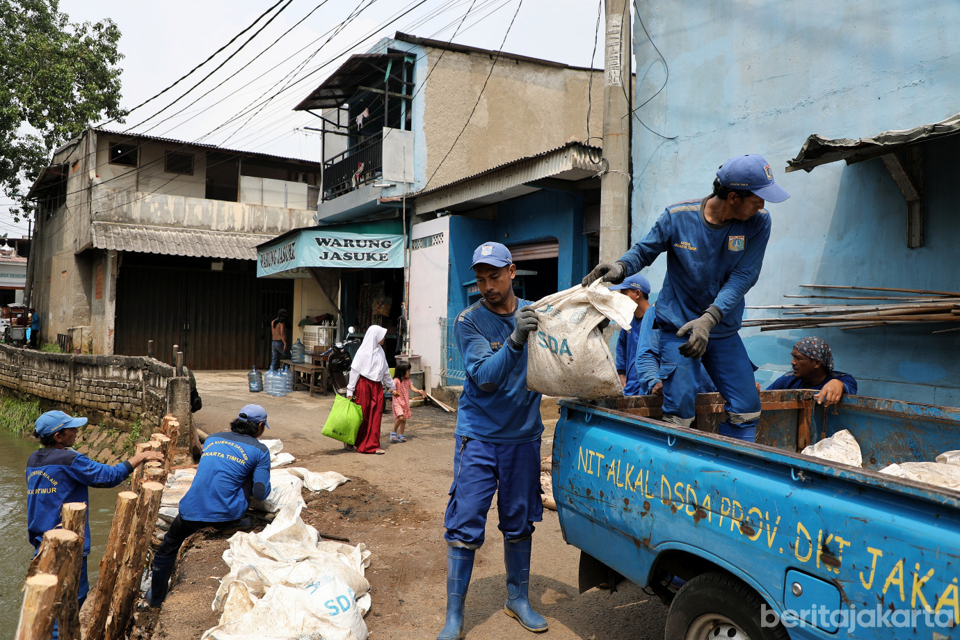 3.Satpel SDA Kecamatan Makasar Perbaiki Turap Longsor.jpg