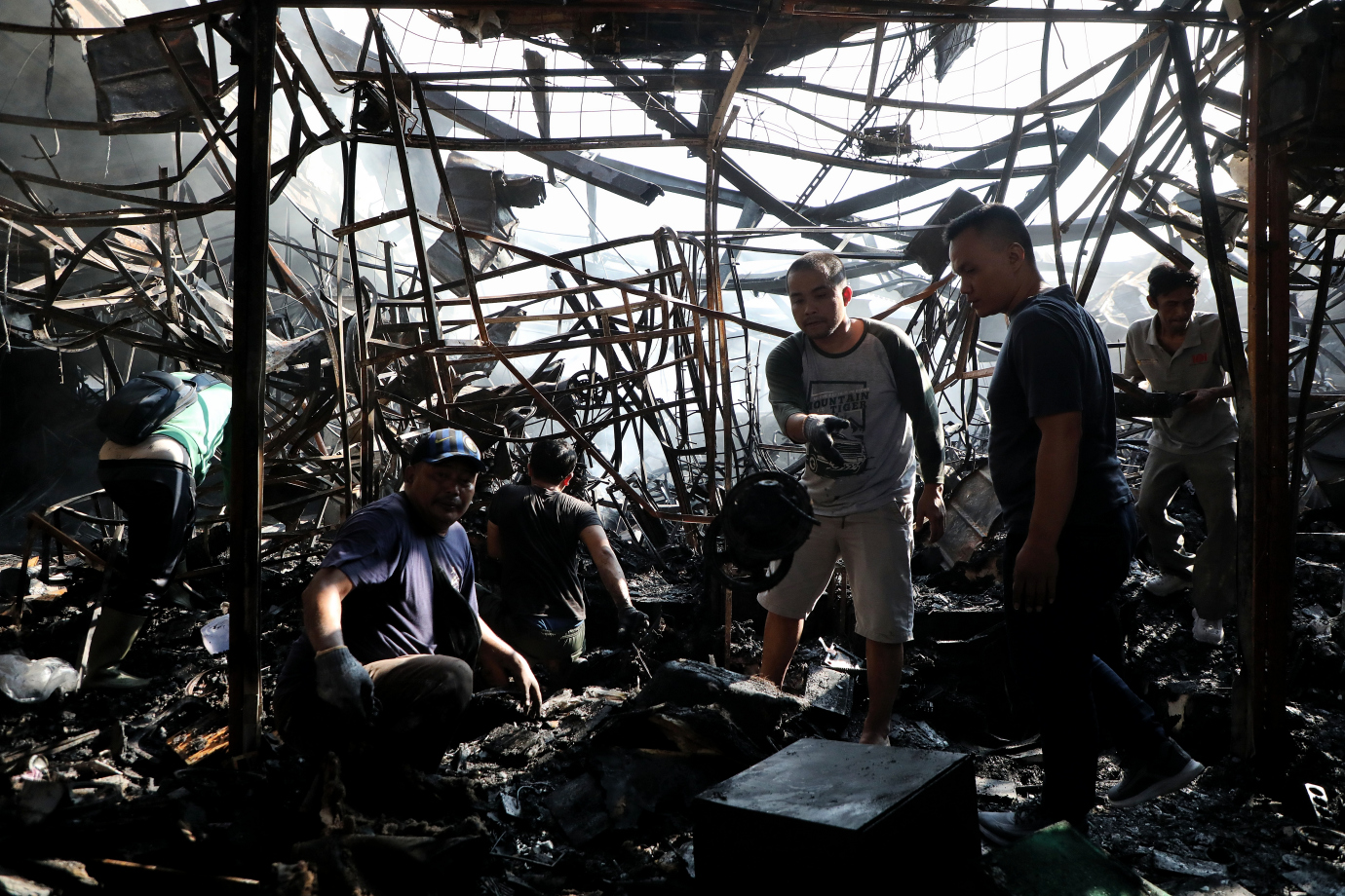 5.Pedagang Kumpulkan Barang Dagangannya Yang Tersisa Pasca Kebakaran.jpg