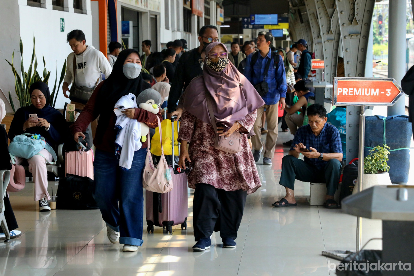 4 Stasiun Pasar Senen Padat Penumpang Jelang Nataru 2026_4.jpg