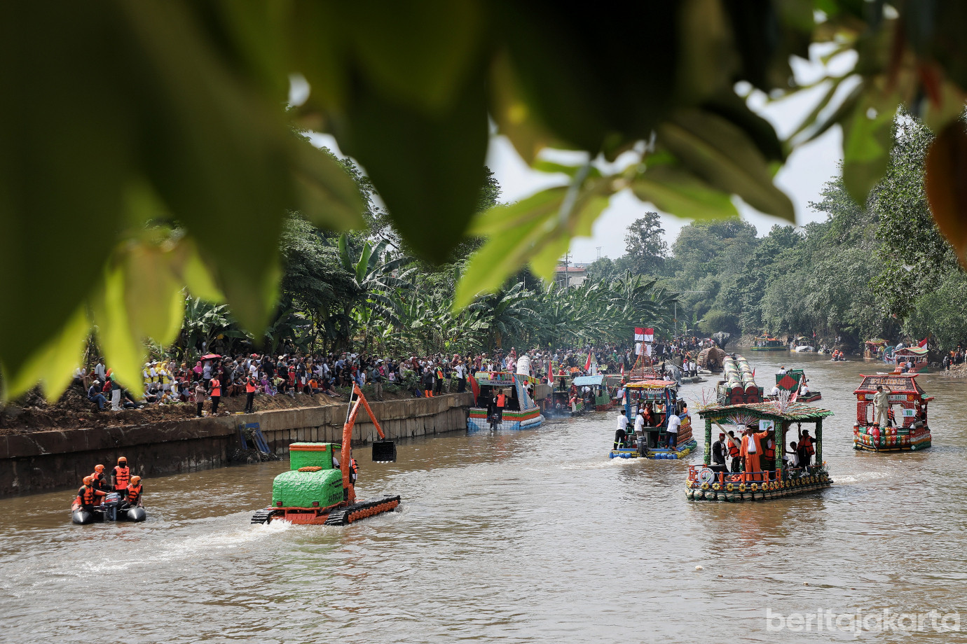 9.Parade Perahu Sampah Botol Plastik Meriahkan Festival Ciliwung 2025 (1).jpg