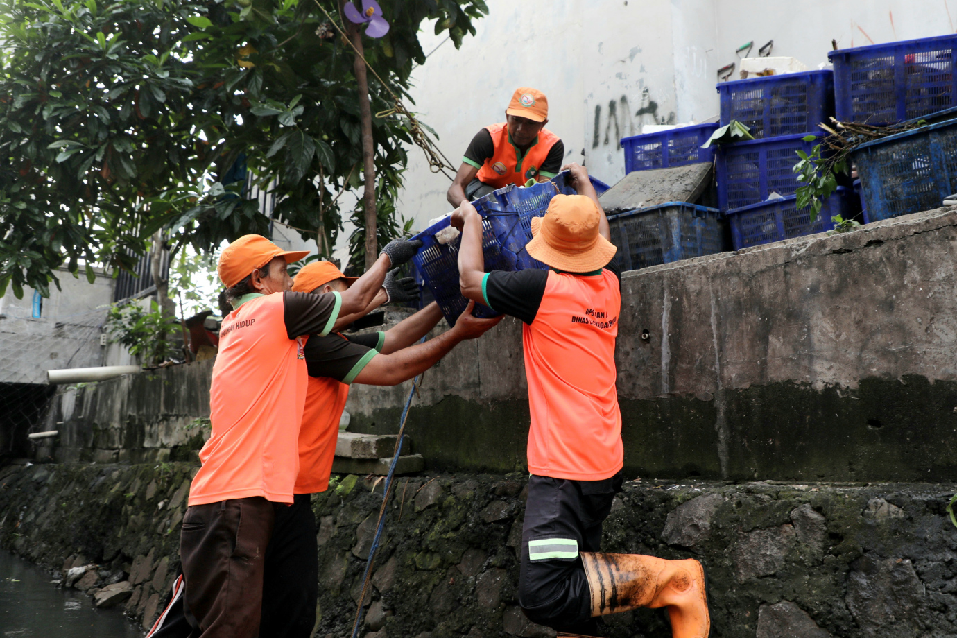 5 UPS BA Kecamatan Pancoran Bersihkan sampah di Kali Cideng_5.jpg