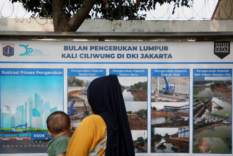Pj Gubernur Tinjau Pengerukan Lumpur di Kebon Baru (6).jpg
