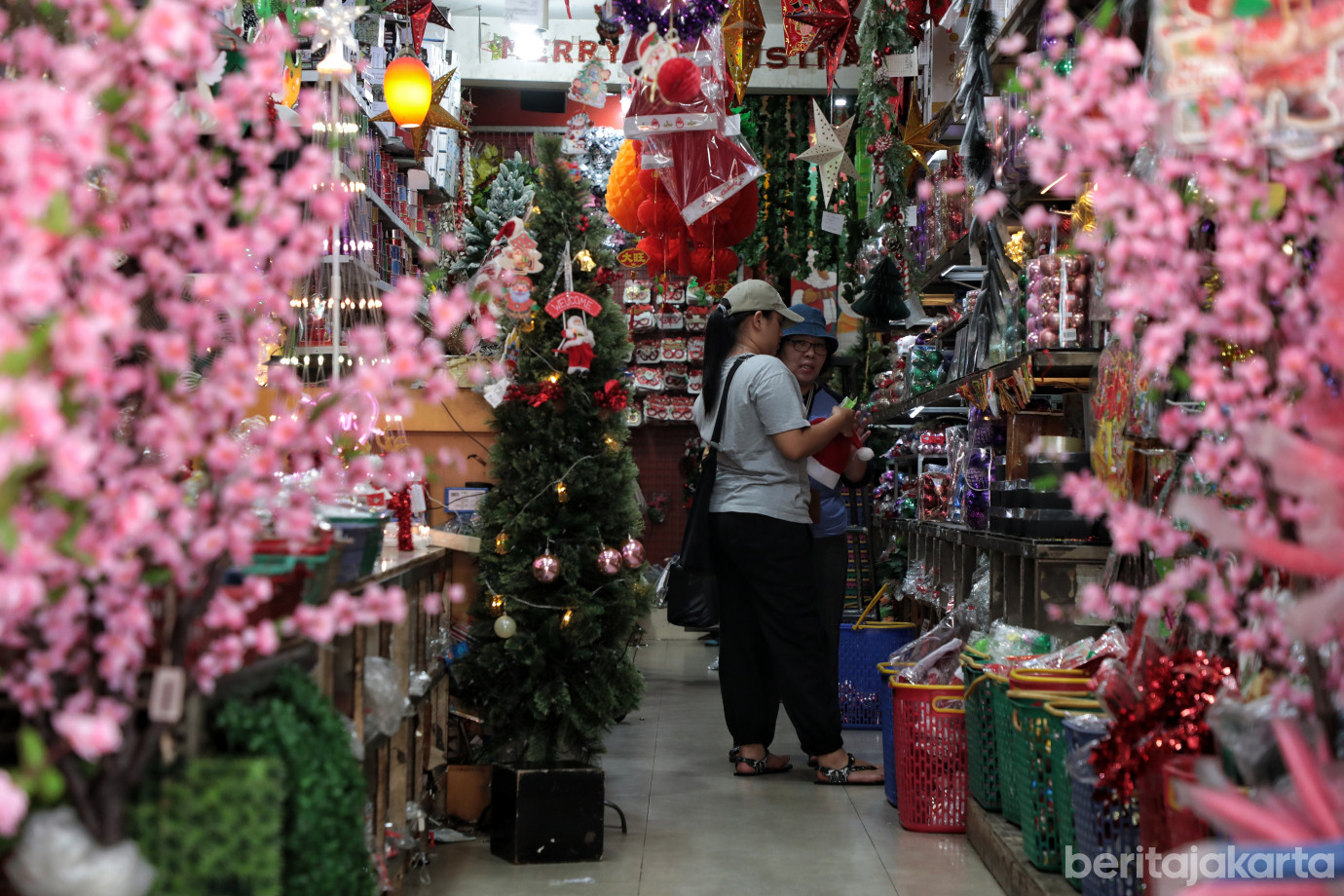 3.Berburu Pernak-Pernik Natal di Pasar Asemka.jpg
