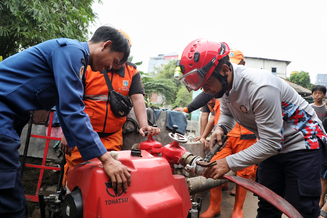 2.Petugas Gabungan Bersihkan Sisa Lumpur Banjir di Lingkungan Warga.jpg
