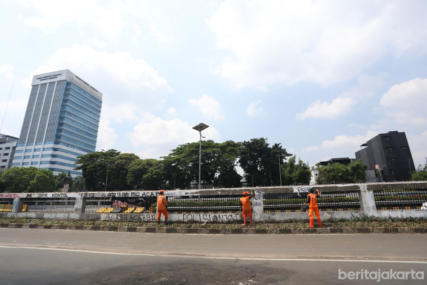 1 PPSU Kelurahan Gelora Bersihkan dinding Rol Gatot Subroto dari Coretan_1.jpg