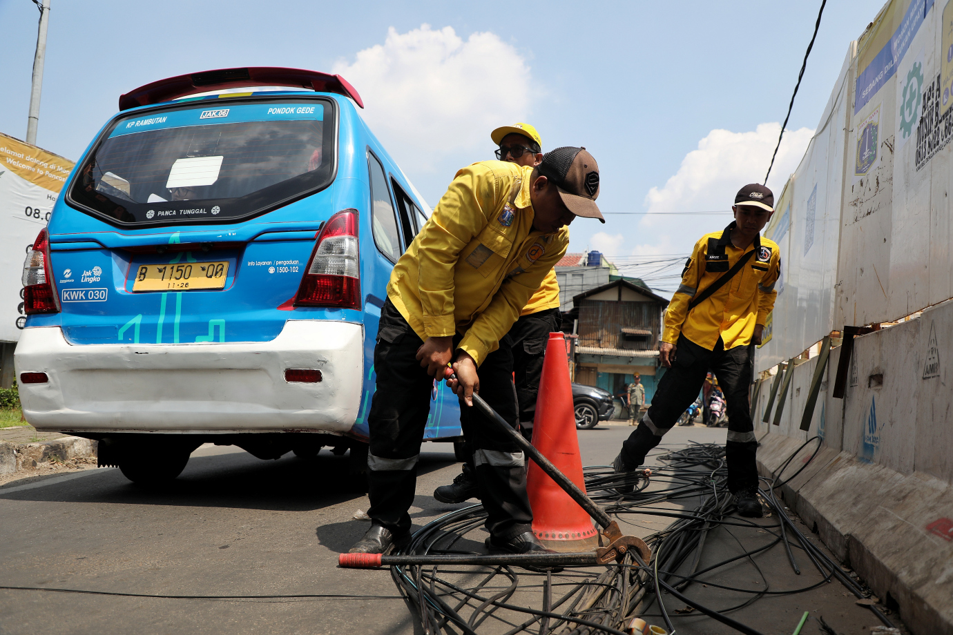 5.Puluhan Personel Gabungan Tertibkan  Kabel Utilitas di Lubang Buaya.jpg