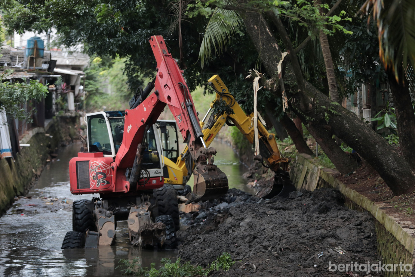 2.Sudin SDA Jaksel Keruk Lumpur Phb Kali Pulo Pasar Minggu.jpg