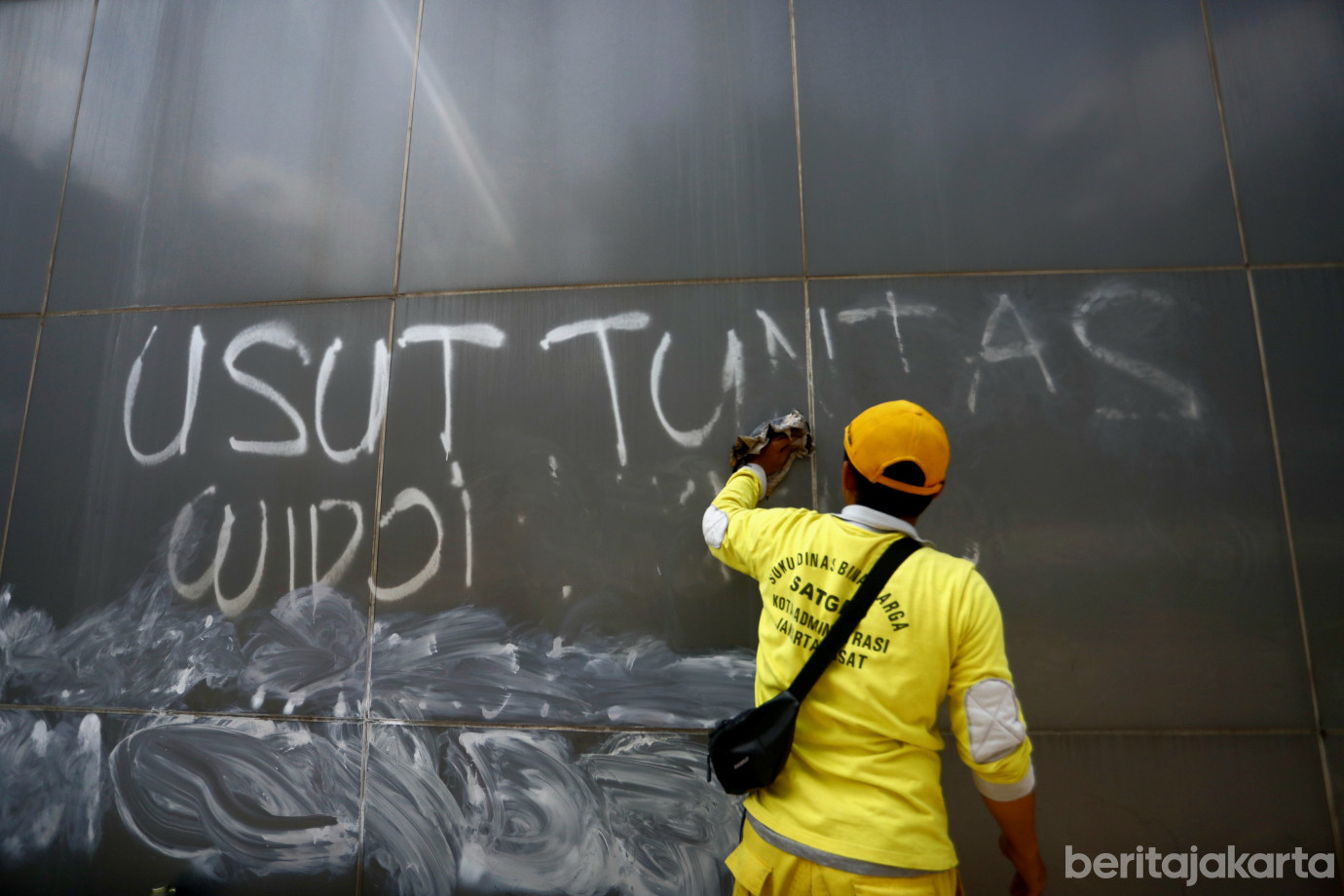 5 Sudin Bina Marga Jakarta Pusat Bersihkan Coretan Vandalisme_5.jpg