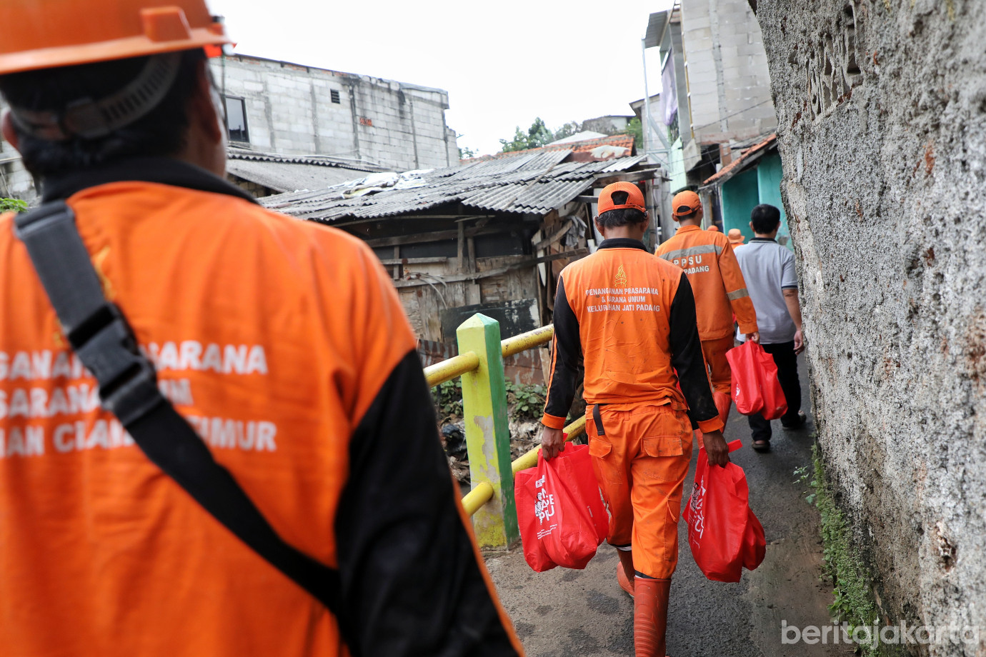 4.Kelurahan Jati Padang Serahkan Bantuan Pada Warga Terdampa Banjir.jpg