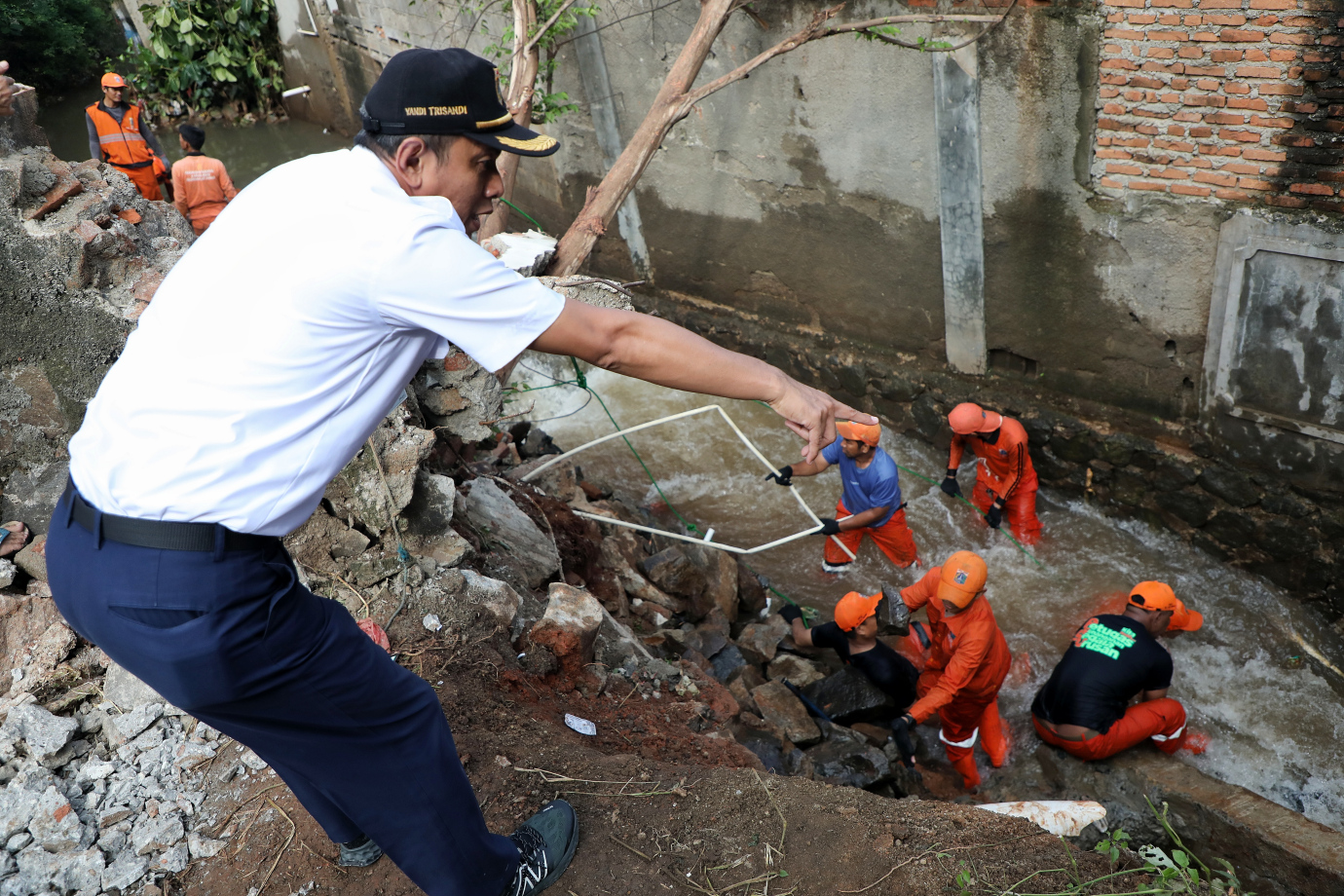 4.Petugas Gabungan Tangani Turap Longsor di Jati Padang.jpg