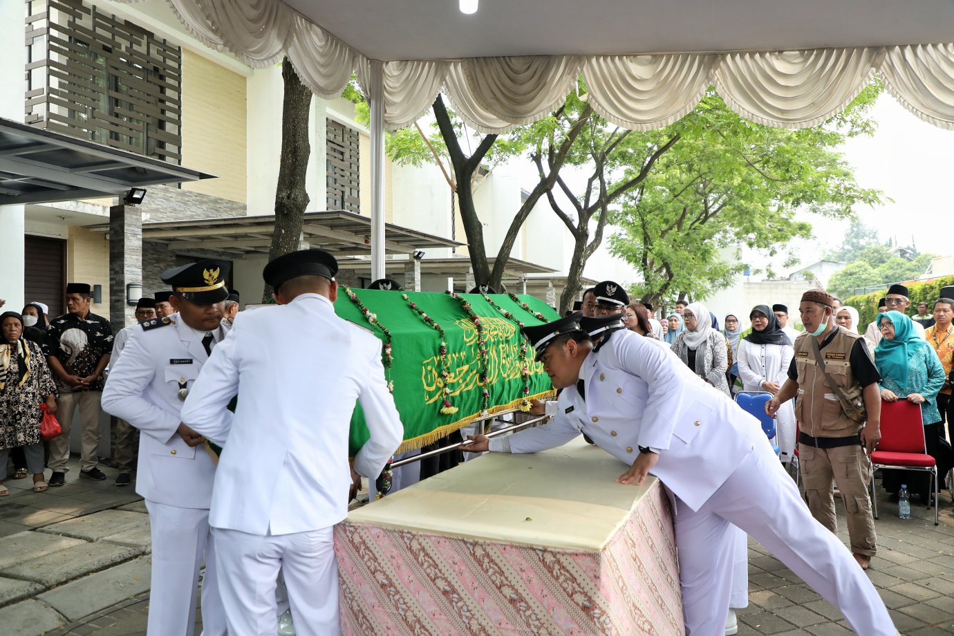 Pelepasan-Jenazah-Bupati-Junaedi-03.jpg