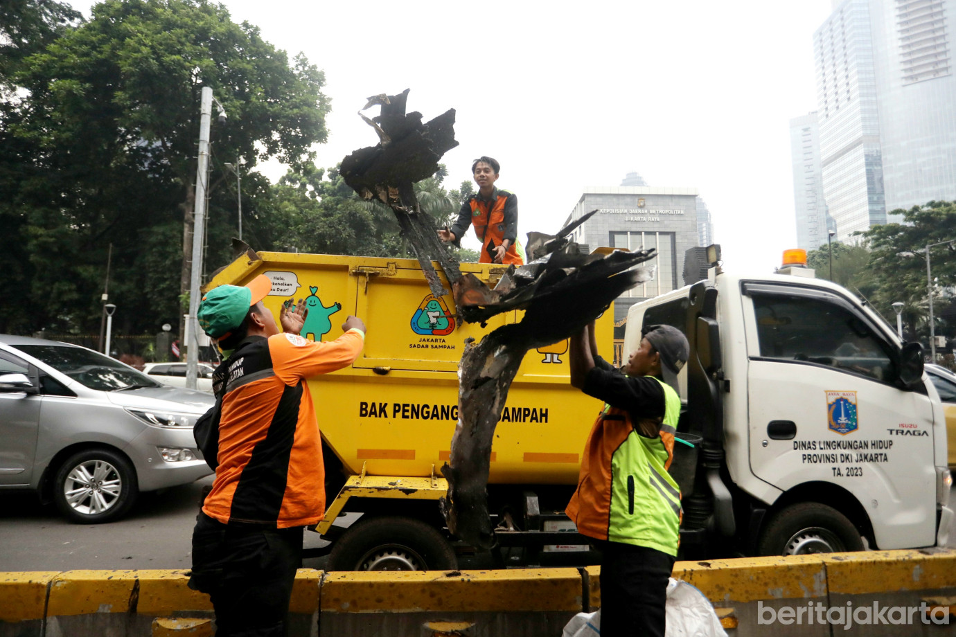 6 Sudin LH Jakarta Selatan Bersihkan Sisa Kebakaran Halte Polda Metro Jaya_6.jpg