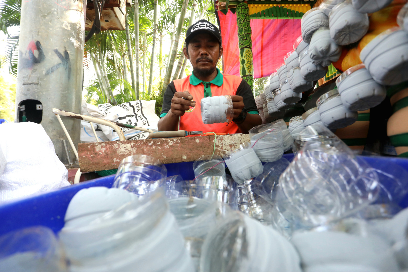 2 Perahu Unik dari Botol Bekas Karya Petugas UPS BA Kembangan_2.jpg