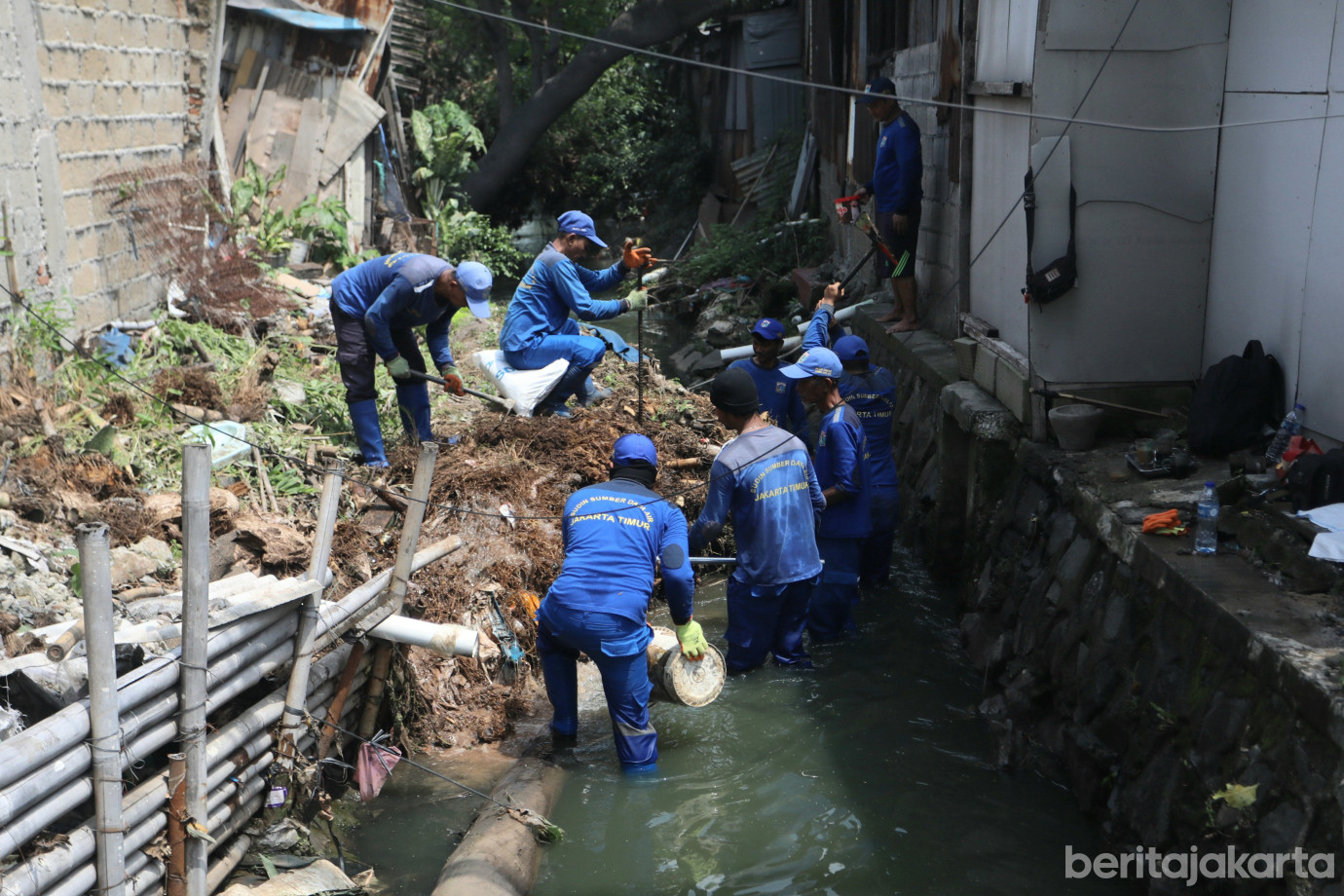 6 Petugas SDA Bongkar Akar Bambu yang Halangi Aliran Kali Phb Amelia_6.jpg