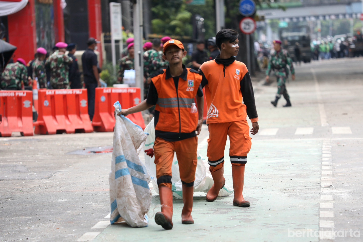3 30 Petugas PPSU Senen Bersihkan Sampah Pasca Aksi Massa_3.jpg