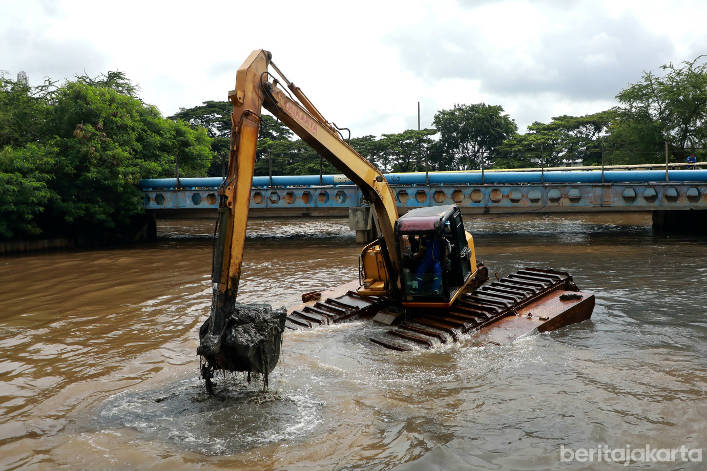 5gubernur cek kali.jpg