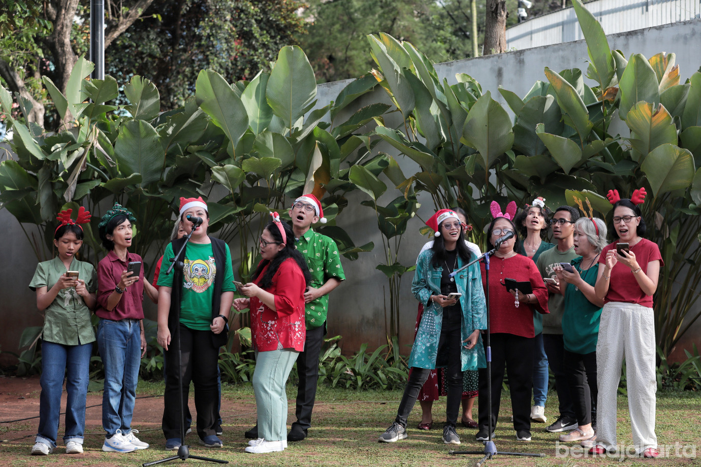 4.ASN Jaksel Meriahkan Christmas Carol di Taman Literasi (1).jpg