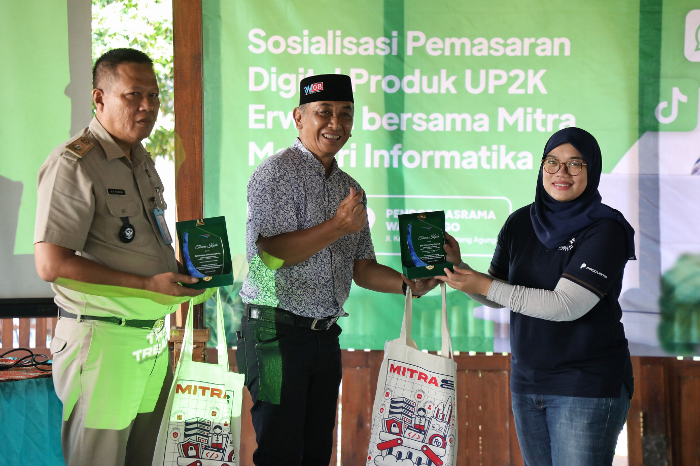7.Edukasi dan Sosialisasi Pemasaran Berbasis Digital Produk UP2K Erwella.jpg