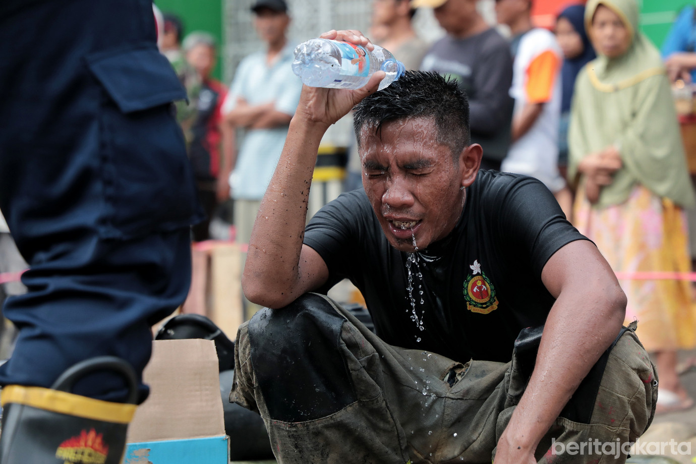 8.95 Personil Gulkarmat Dikerahkan Atasi Kebakaran Pasar Induk Kramat Jati .jpg