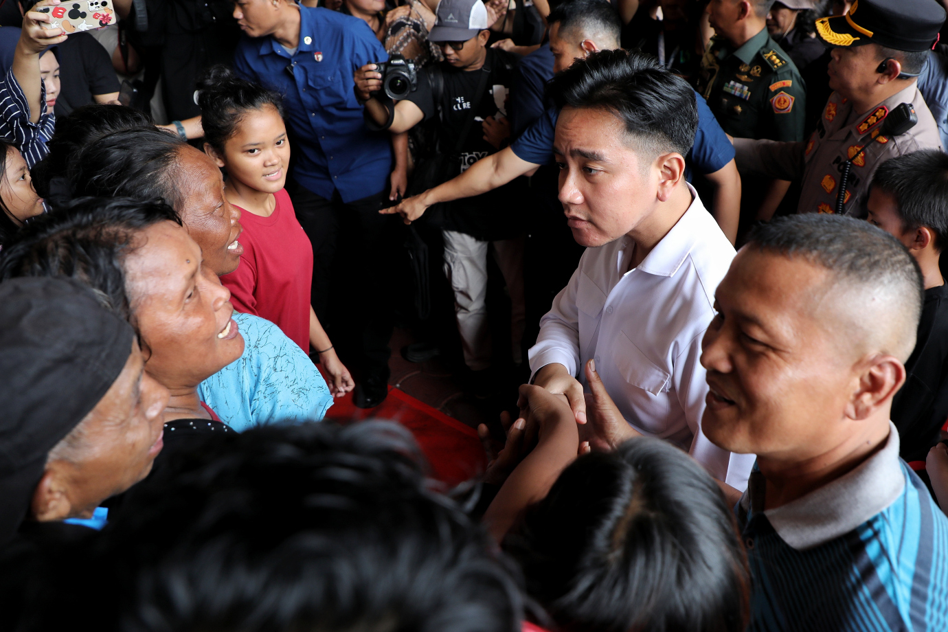 1.Wapres Gibran Kunjungi Korban Kebakaran Kebon Kosong.jpg