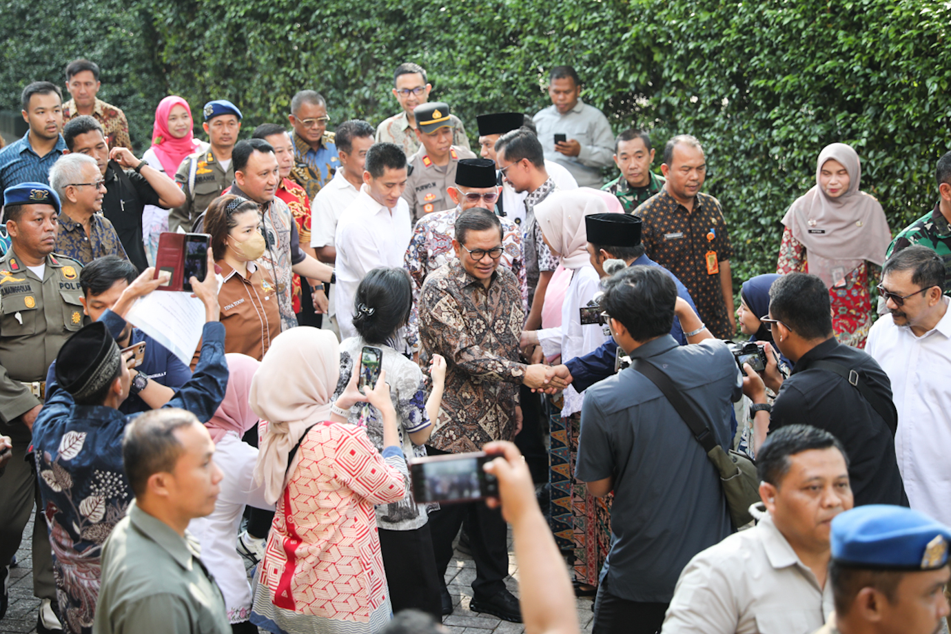 Gubernur Bakti Sosial Klp Gading-3.jpg
