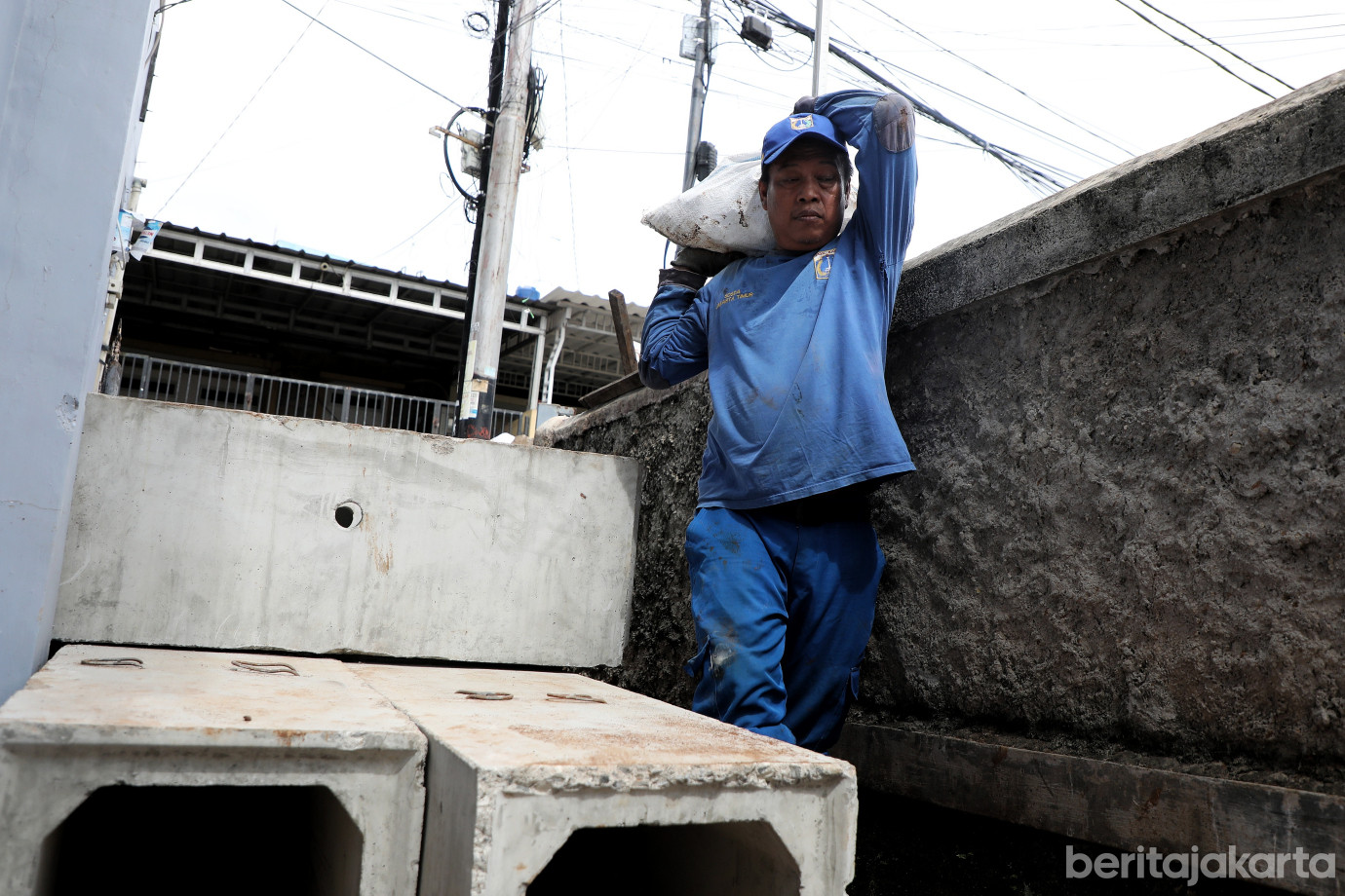 5.Sudin SDA Jaktim Normalisasi Saluran Sepanjang 84 Meter di Susukan .jpg