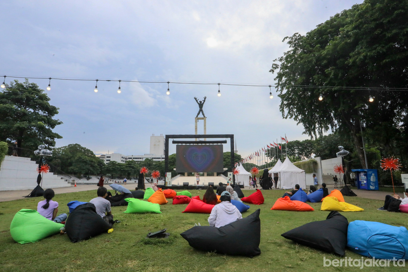 6 Pasar Kreatif Natal 2025 Meriahkan Lapangan Banteng_6.jpg