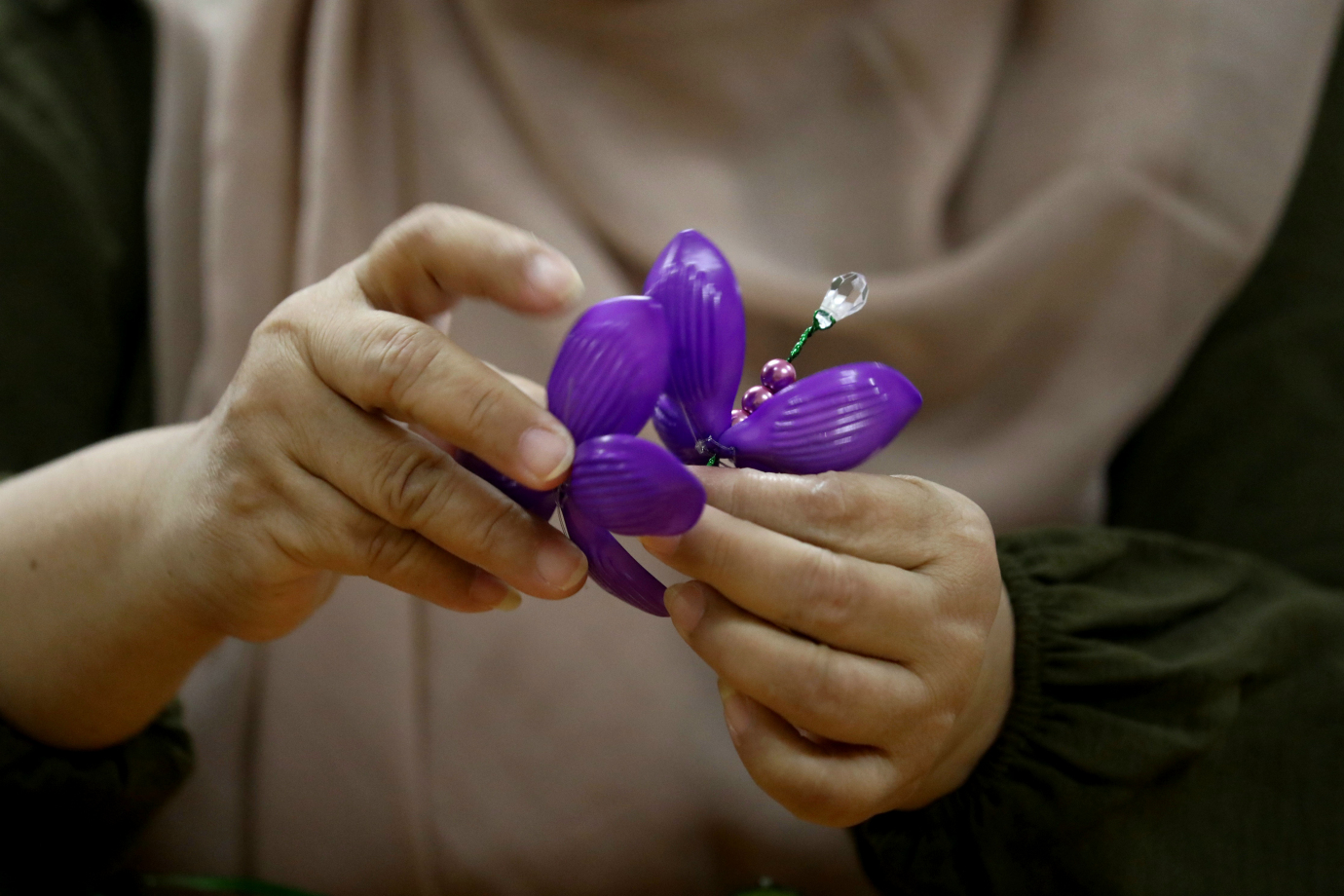 5 16 Peserta Antusias Ikuti Pembuatan Hiasan Bunga dari Akrilik di TKK Jakarta Pusat_5.jpg
