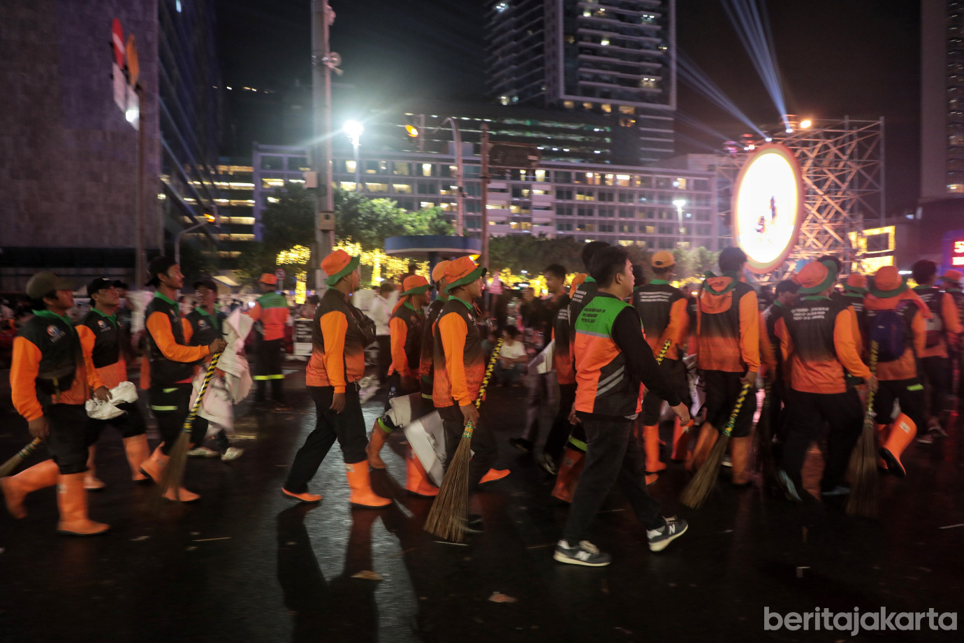 1.Pembersihan Sampah Perayaan Malam Tahun Baru Ditarget Rampung Pagi.jpg