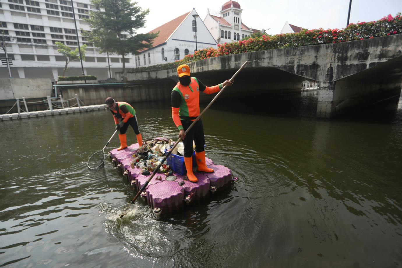 3 Petugas LH Bersihkan Kali Besar Kota Tua_3.jpg