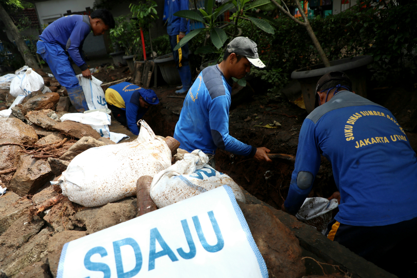 2 Satpel SDA Kelapa Gading Perbaiki Turap saluran_2.jpg