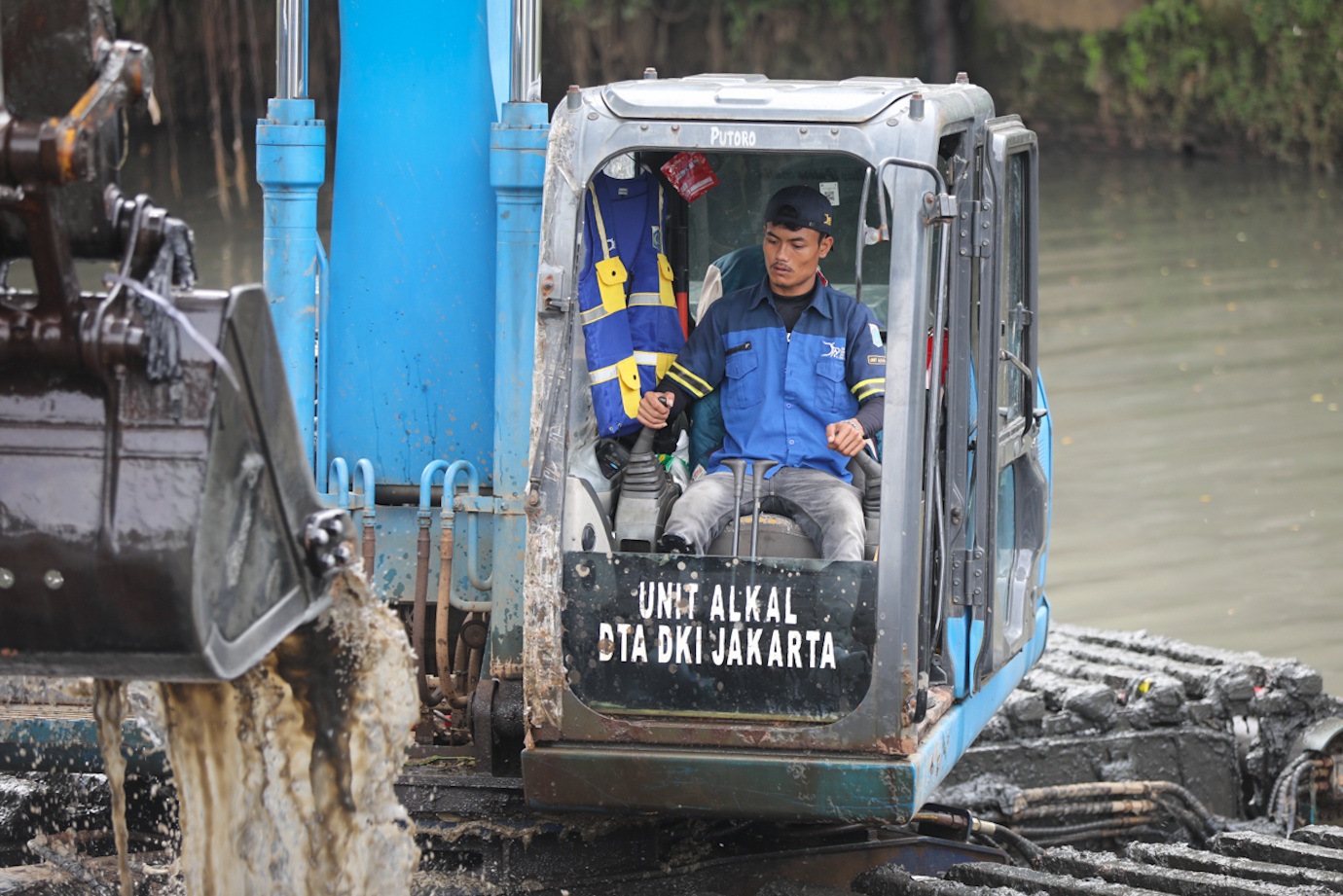 Pengerukan lumpur anak kali ciliwung-5.jpg