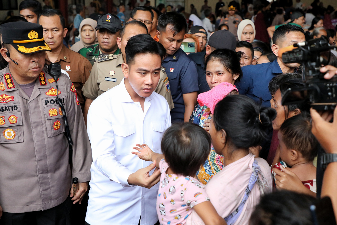 4.Wapres Gibran Kunjungi Korban Kebakaran Kebon Kosong.jpg