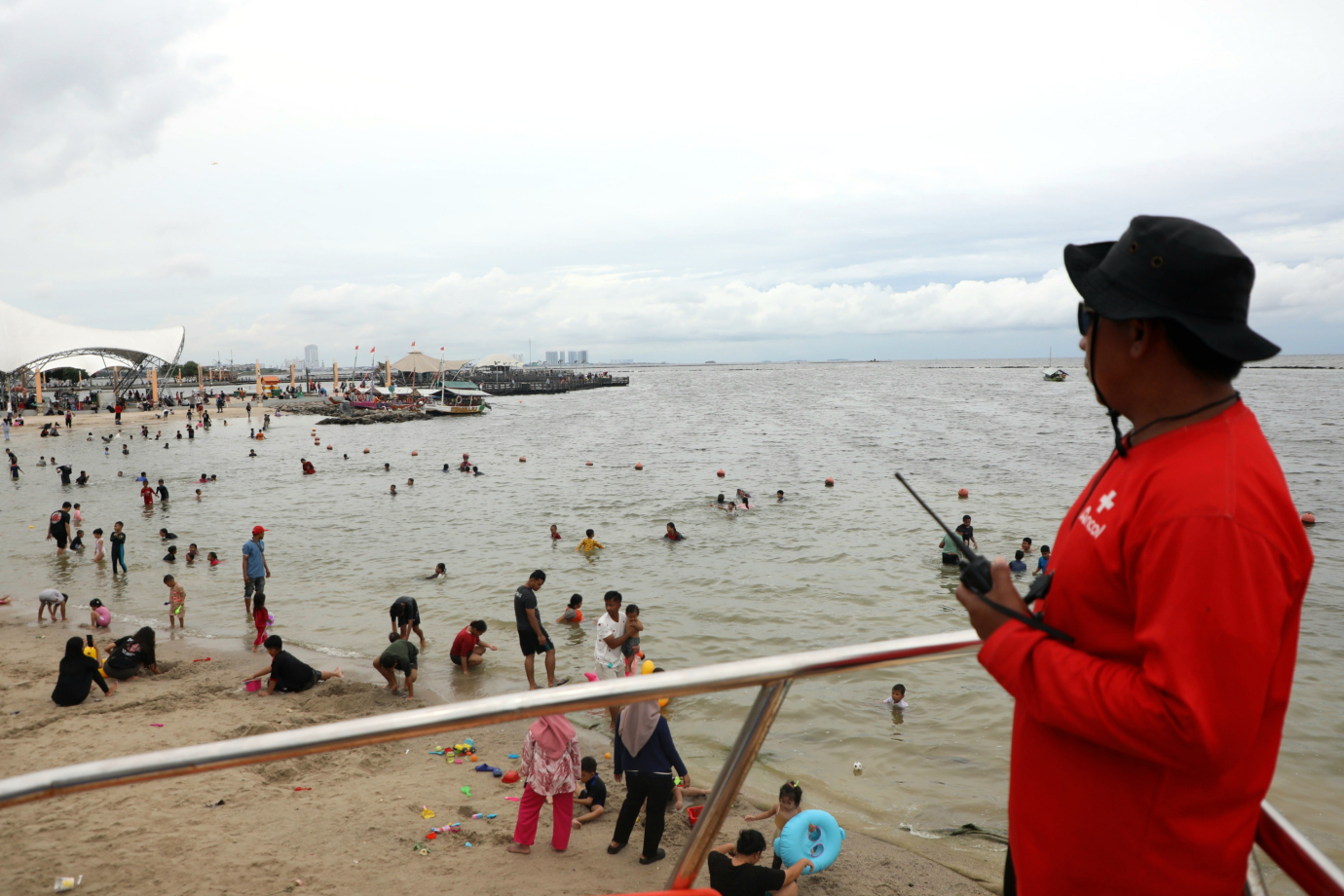 6 Ribuan Pengunjung padati Pantai Ancol Taman Impian_6.jpg