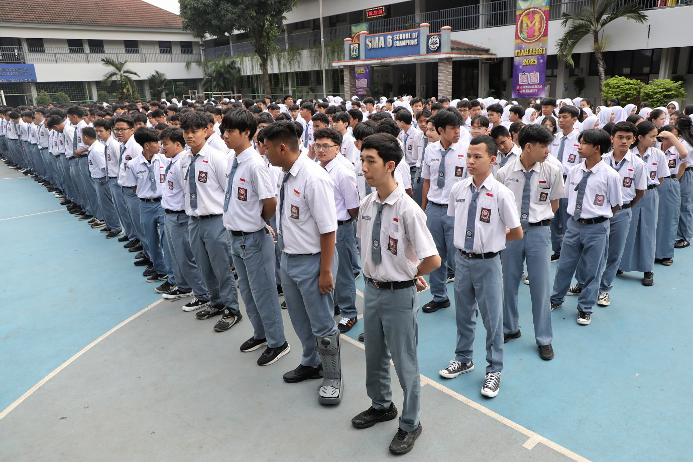 4.Rano Karno Tinjau Pelaksanaan MPLS di SMAN 6 Jakarta.jpg