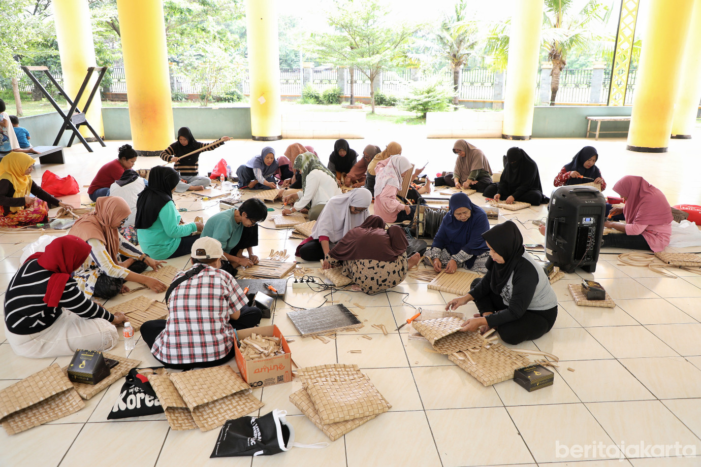 1.Warga Rusun KM 2 Cakung Barat Ikuti Pelatihan Kerajinan Menganyam.jpg