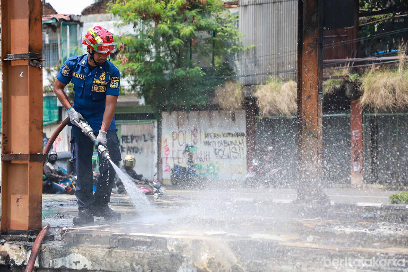 pasukan-pelangi-bersihkan-senen-03.jpg