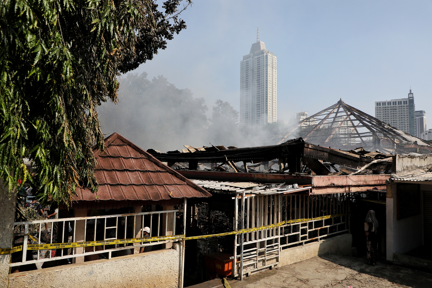1.Damkar Pastikan Kebakaran Taman Puring Padam Sepenuhnya.jpg