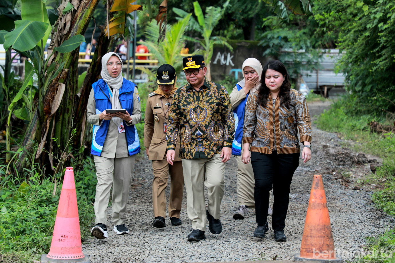 1gubernur cek kali.jpg