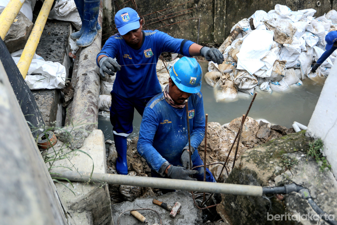 3Perbaikan Dinding Saluran PHB Moncokerto oleh Satpel SDA Matraman_3.jpg